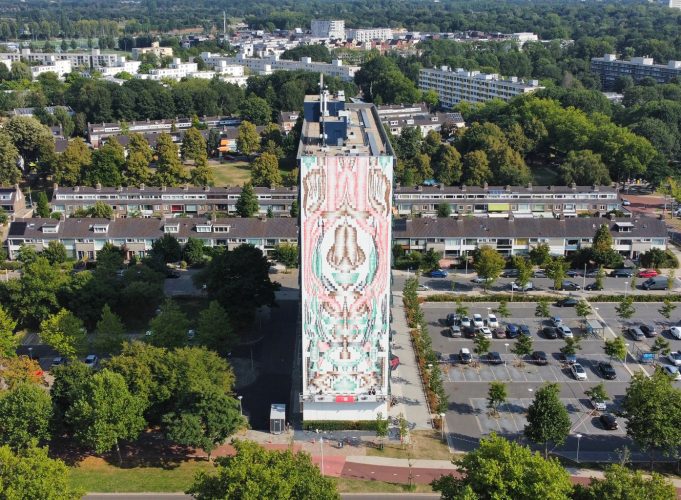 Afbeelding bij Kunstenaar maakt hoogste muurschildering van Utrecht