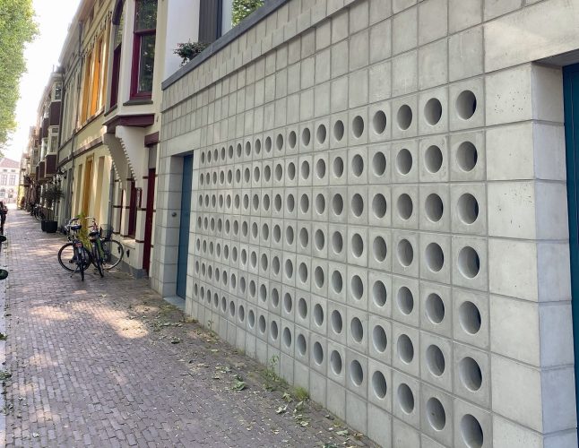 Afbeelding bij Het Gebouw: grijze gevel aan de Van Asch van Wijckskade <h5>Privacy gegarandeerd en tóch mooi zicht op de singel</h5>