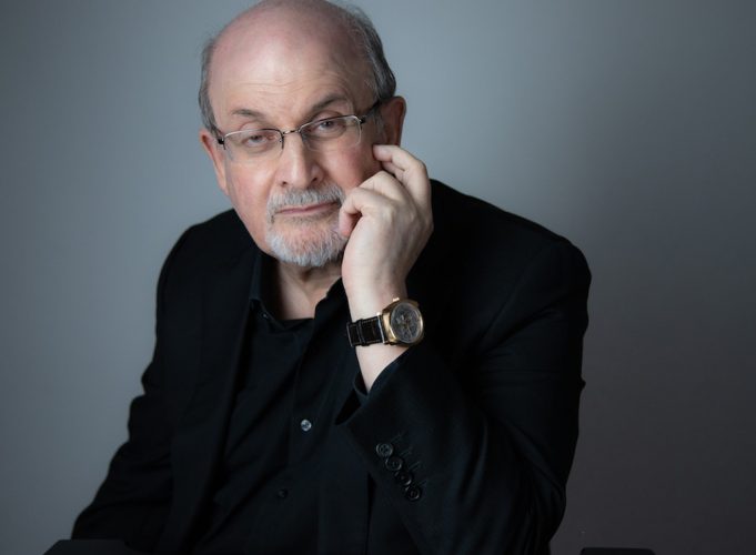 Afbeelding bij Salman Rushdie geeft online interview tijdens ILFU