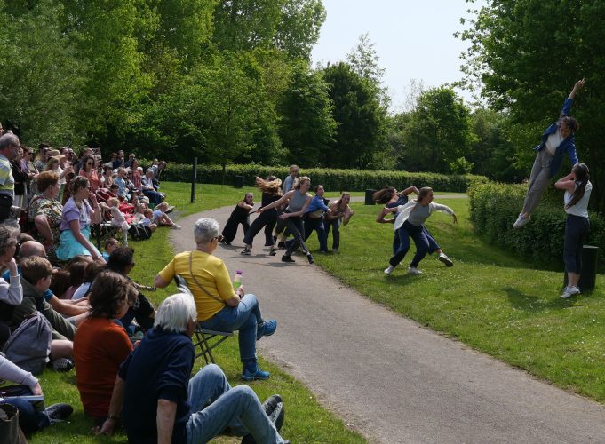 Afbeelding bij Choreograaf zoekt bewoners om te dansen op Zingende Beelden