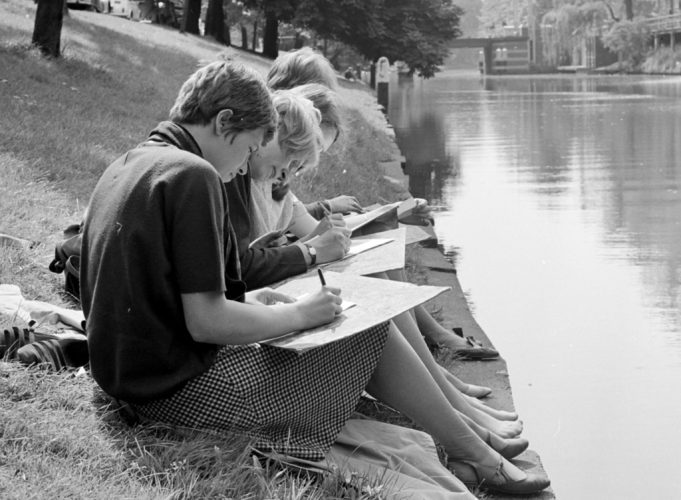 Afbeelding bij In de tijdmachine: 1966 - tekenles langs de Singel