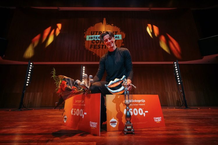 Afbeelding bij Joran Welling wint alle prijzen tijdens Comedy Talent Award 2025