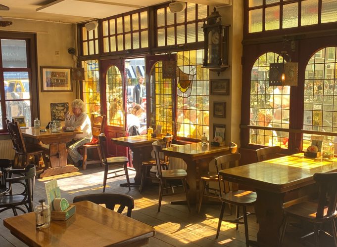 Afbeelding bij Oud café, nieuwe vrienden <h5>Bruine Kroegen</h5>