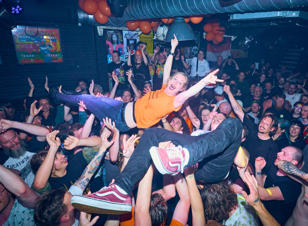 Moshpit etiquette: beleefd beuken. Kleurenfoto van een groep mensen in een moshpit