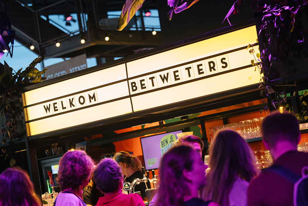 Foto van een eerdere editie van Betweter Festival met een bord met daarop de tekst: Welkom betweters.