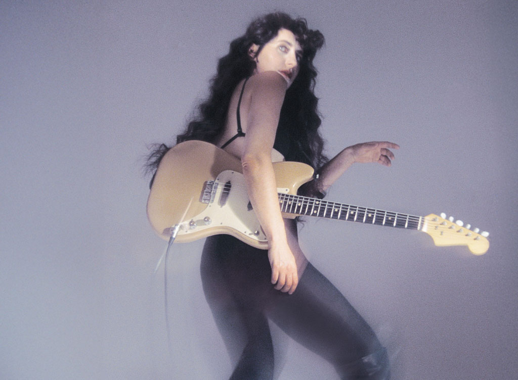 Eefje de Visser, poseert met haar gitaar. De foto wordt gebruikt als headerfoto in het online artikel en staat op de cover van het magazine van februari 2026.