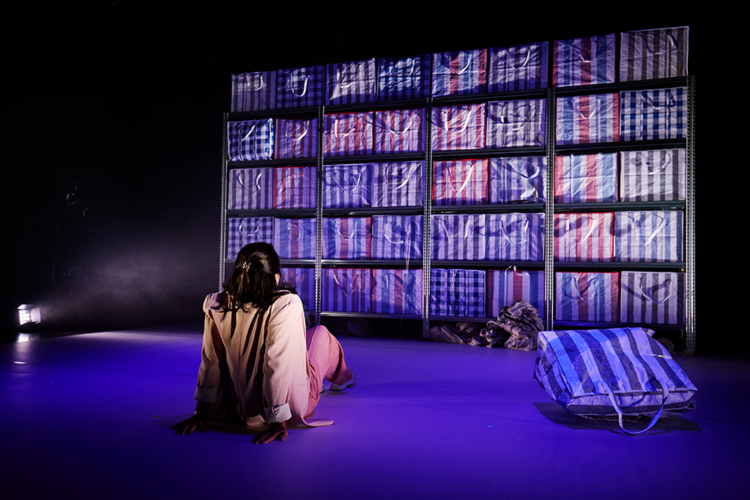 Afbeelding bij Win 2 kaarten voor Stut Theater: De dingen die we dragen